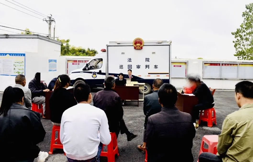 (9.26)【人民法庭好“枫”景】 “巡回审判+现场普法”,王城法庭的这场庭审接地气!3.jpg (9.26)【人民法庭好“枫”景】 “巡回审判+现场普法”,王城法庭的这场庭审接地气!3.jpg