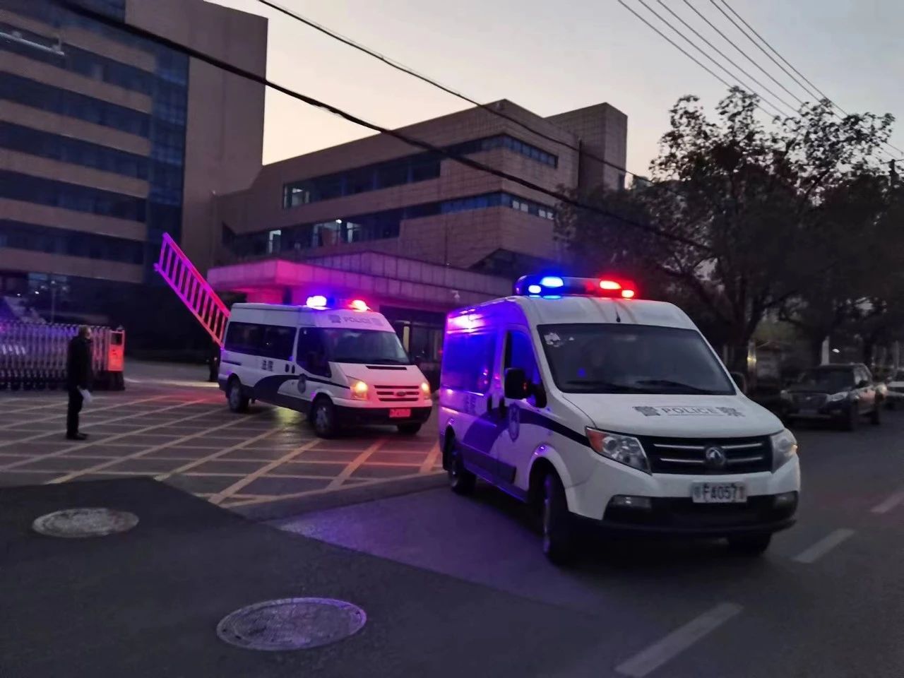 (12.4)【执行动态】冬日暖“薪”!枣阳法院开展根治欠薪冬季专项执行行动3.jpg (12.4)【执行动态】冬日暖“薪”!枣阳法院开展根治欠薪冬季专项执行行动3.jpg