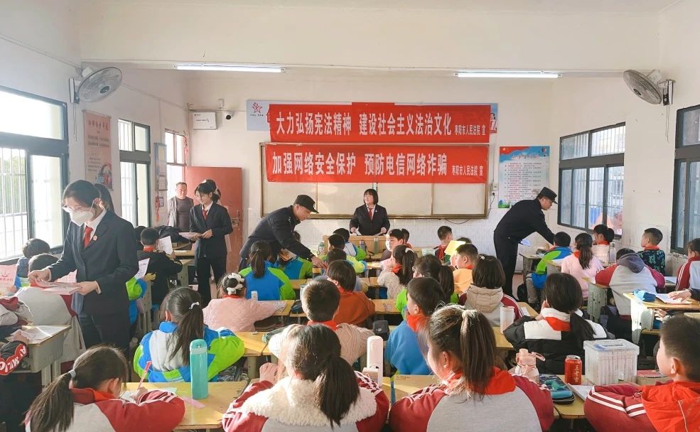 (12.7)“法”入人心 精彩呈“宪”——枣阳市人民法院开展“宪法宣传周”法治宣传系列活动3.jpg (12.7)“法”入人心 精彩呈“宪”——枣阳市人民法院开展“宪法宣传周”法治宣传系列活动3.jpg