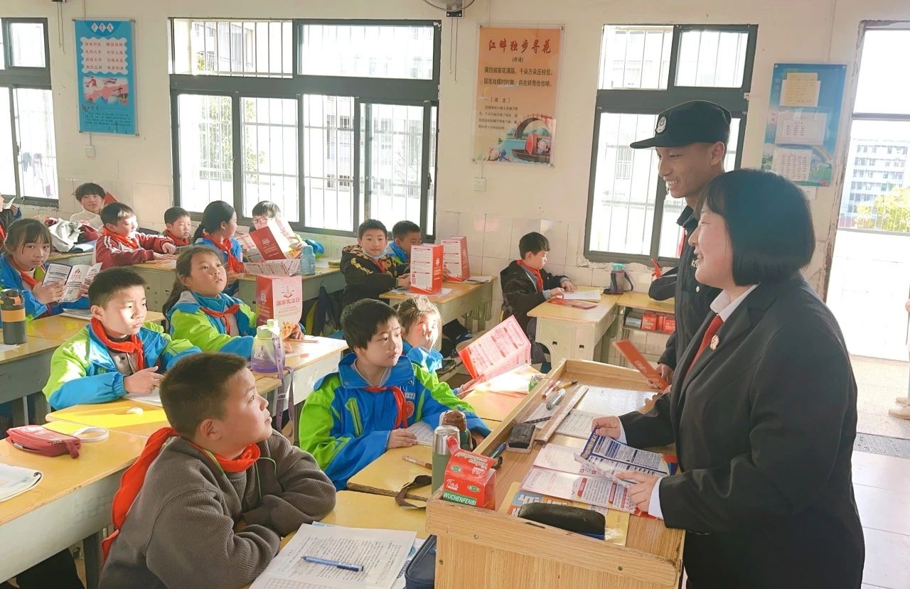 (12.7)“法”入人心 精彩呈“宪”——枣阳市人民法院开展“宪法宣传周”法治宣传系列活动5.jpg (12.7)“法”入人心 精彩呈“宪”——枣阳市人民法院开展“宪法宣传周”法治宣传系列活动5.jpg