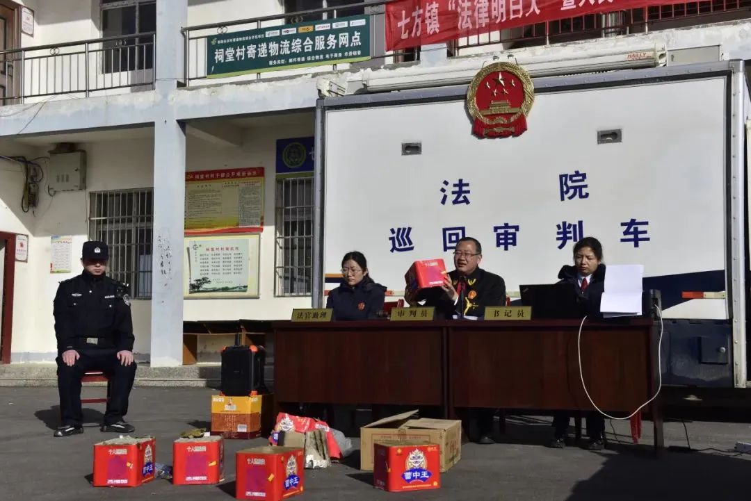 (12.8)【人民法庭好“枫”景】烟花伤人起纠纷 巡回审判进乡村4.jpg (12.8)【人民法庭好“枫”景】烟花伤人起纠纷 巡回审判进乡村4.jpg