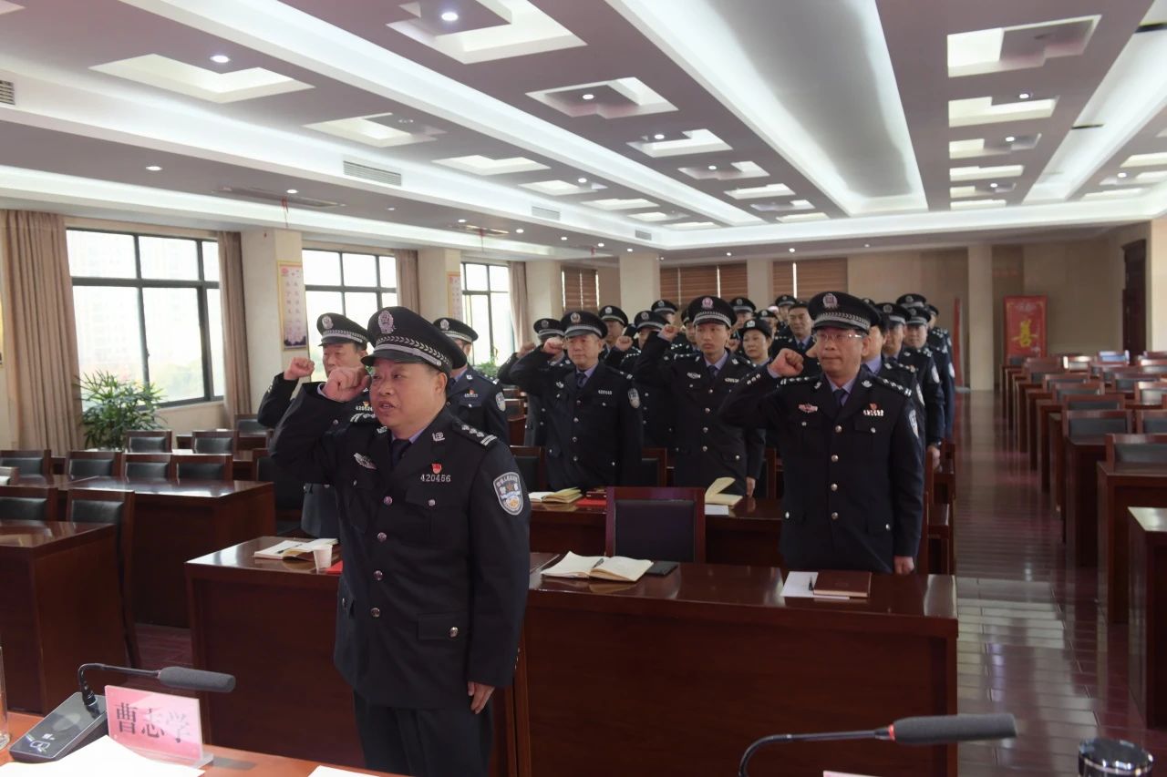 1.10无悔从警路,丹心铸忠诚——枣阳法院开展庆祝第五个“中国人民警察节”活动暨从警纪念章颁发仪式1.3.jpg 1.10无悔从警路,丹心铸忠诚——枣阳法院开展庆祝第五个“中国人民警察节”活动暨从警纪念章颁发仪式1.3.jpg