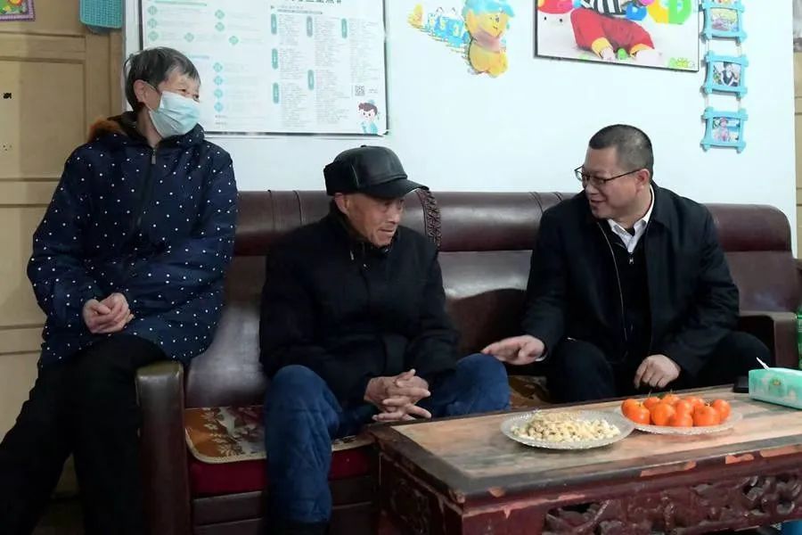 1.27岁寒情暖 心系桑榆丨枣阳法院院长曹志学走访慰问退休老干部1.2.jpg 1.27岁寒情暖 心系桑榆丨枣阳法院院长曹志学走访慰问退休老干部1.2.jpg